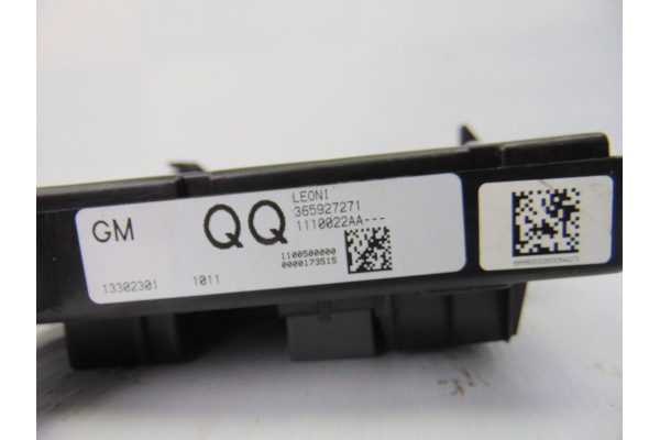 Caja reles / fusibles, Opel Astra J Sports Tourer Sport 2011, 13302301