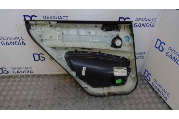 Guarnecido puerta trasera derecha