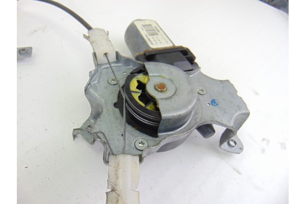 Elevalunas trasero derecho, Nissan Almera Tino (V10M) Acenta 2004