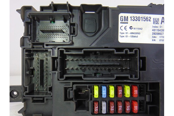 Caja reles / fusibles, Opel Corsa D Cosmo 2009, 13301562 usado 4