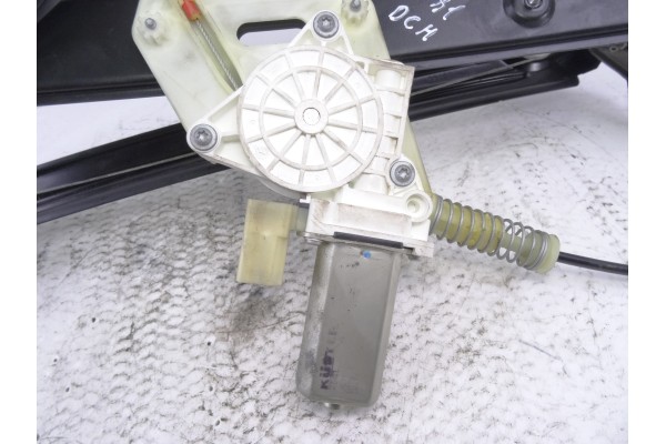 Elevalunas delantero derecho, BMW Serie 1 Berlina (E81/E87) 120d 2009 usado 4