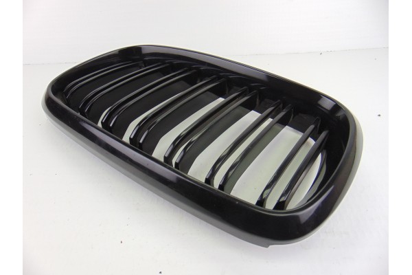 Rejilla delantera, BMW Serie 1 Berlina (E81/E87) 116d 2009 usado 4