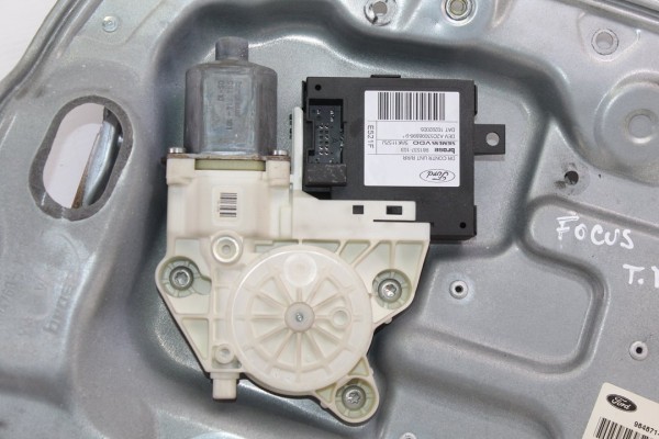 Elevalunas trasero derecho, Ford Focus Berlina (Cap) Trend 2005 usado 5