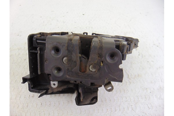 Cerradura puerta delantera izquierda, Ford Focus Berlina (Cap) Trend 2005, 3M5AR21813ET usado 5