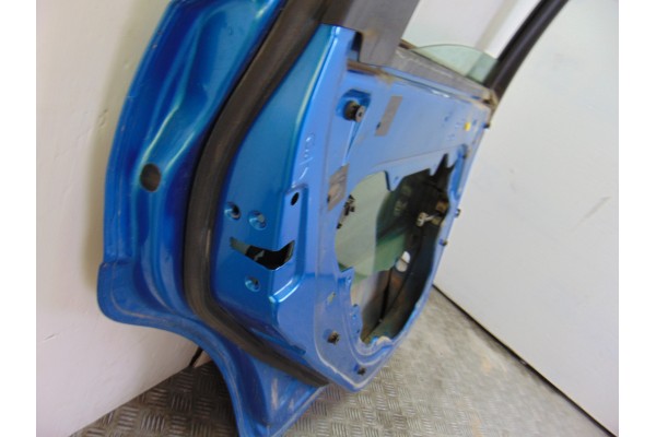 Puerta trasera izquierda, Ford Focus Berlina (Cap) Trend 2005 usado 5