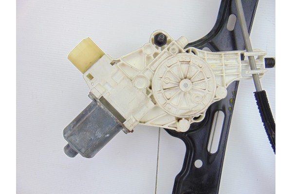 Elevalunas delantero derecho, BMW Serie 1 Berlina (E81/E87) 123d 2009 usado 6