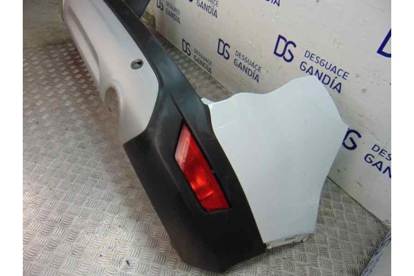 Paragolpes trasero usado 7