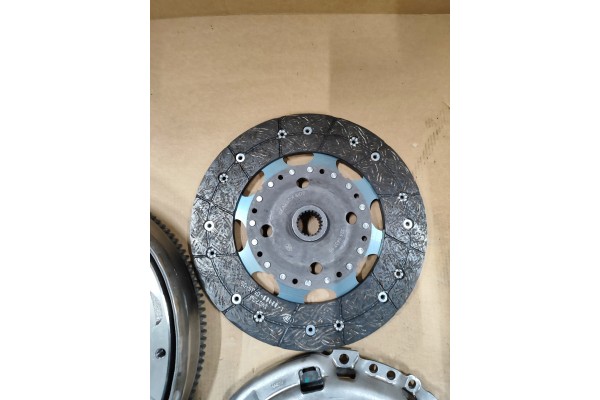 OUTLET Clutch sets LUK 600 0140 00 Wheel type dual mass flywheel