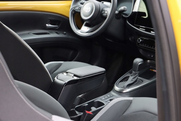 Reposabrazos Armster2 Negro para Toyota Aygo X, 2025- usado 3