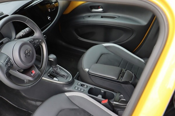 Reposabrazos Armster2 Negro para Toyota Aygo X, 2025- usado 5