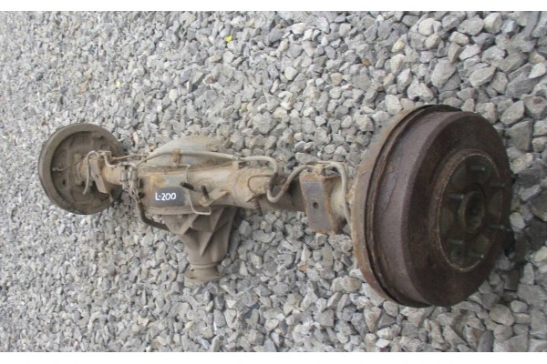 Eje de puente diferencial suspensión trasera Mitsubishi L200 IV 2.5 Did usado 2