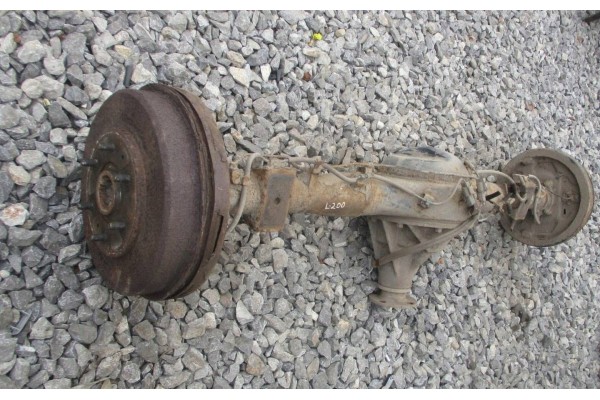 Eje de puente diferencial suspensión trasera Mitsubishi L200 IV 2.5 Did usado 3
