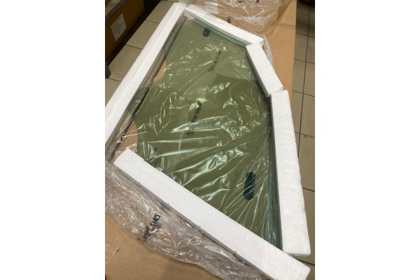 GLASS OF THE RIGHT FRONT DOOR