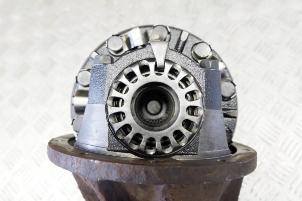 Reductor trasero Toyota Land Cruiser 120 (J12) 411103D570 3.0L diésel 120kW usado 8