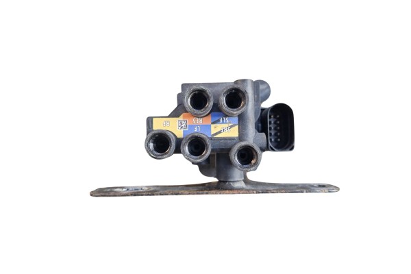 Solenoid valve pneumatics Jeep Grand Cherokee WL 2021 USA Catalog number of the part 68442483AC