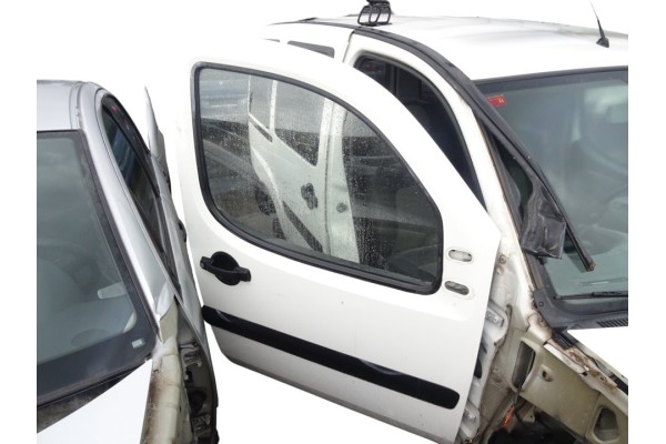 BLANCA PUERTA DELANTERA DERECHA FIAT I DOBLÒ CARGO 1.3 JTD SX Furgón 2007 BLANCA 213116 FIAT - 1