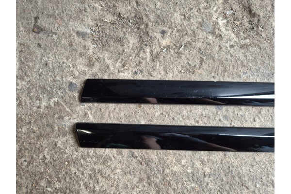 SIDE STRIP LOWER LEFT PIANO BLACK C HR NG 24 PW156 10200 CE TOYOTA OE Catalog number of the part PW156 10200 CE