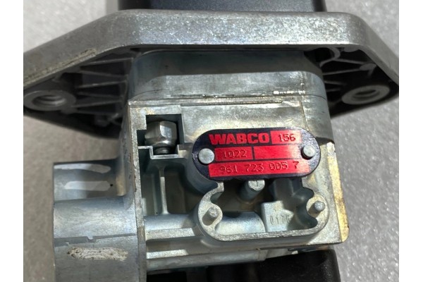 Ventil rucni brzdy ventil parkovaci brzdy Wabco 9617230057 Catalog number of the part 9617230057