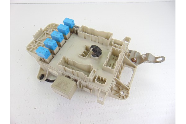 Caja reles / fusibles, Toyota RAV4 (A2) 2.0 D-4D Sol 4X4 (2003- ) 2004