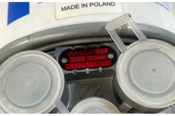 1 komorovy susic vzduchu sintegrovanym regulacnim ventilem Wabco 4324101137 Part manufacturer Wabco