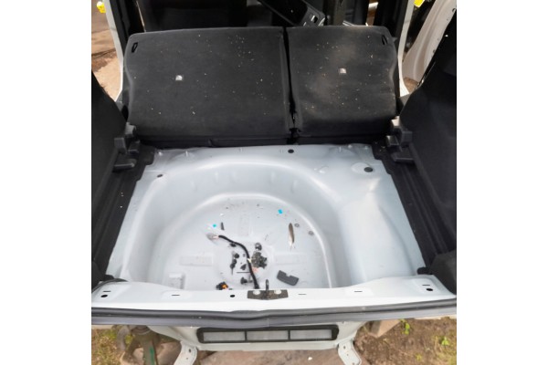 JEEP AVENGER Pas tylny pas ty podoga bagaznika sciana wanna 24r