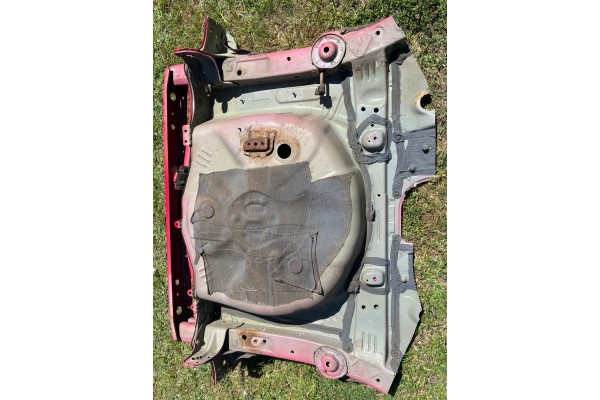 Pas tylny podoga bagaznika yaris III czerwony 3P0 Catalog number of the part Podoga bagaznika pas tylny yaris IiI