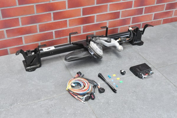 TOWING HOOK ELECTRIC BEAM INSTALLATION BMW 5 G61 M5 G99 18330km Catalog number of the part Artur_50 HAK G61 18330km HAK HOLOWNIC