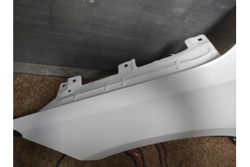 Guardabarros izquierdo Skoda Rapid 2012- color con agujero para interm