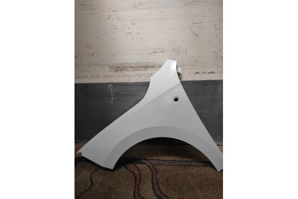 Guardabarros izquierdo Skoda Rapid 2012- color con agujero para interm