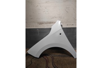 Guardabarros izquierdo Skoda Rapid 2012- color con agujero para interm