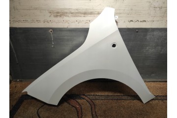 Guardabarros izquierdo Skoda Rapid 2012- color con agujero para interm