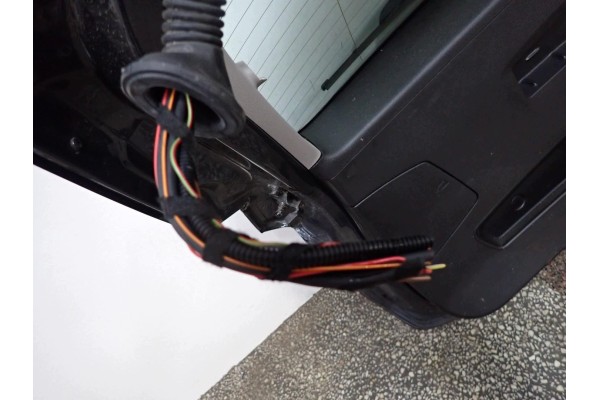Portón trasero completo con luces y cámara original BMW X1 F48 2017