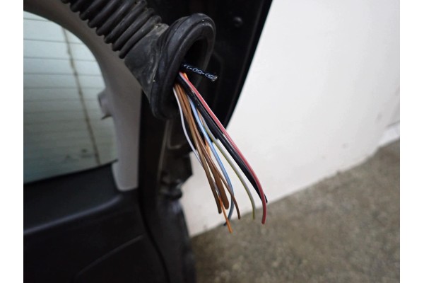 Portón trasero completo con luces y cámara original BMW X1 F48 2017