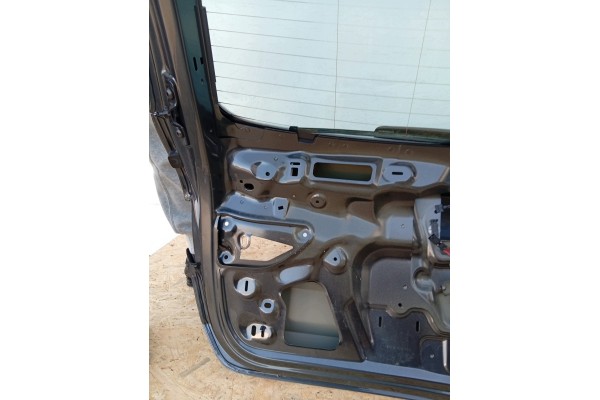 M1623 - Audi Q3 II (2018) Portón trasero - Código de pintura LZ7S - Nú