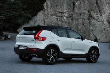 Volvo XC40 2 0 B3 B420T4 HYBRYDA 163 Ps 120kW 2023 SILNIK ELEKTRO BENZYNA Version European