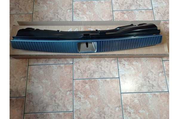 Nakadka pasa tylnego w bagazniku Mercedes C 204 T model 2046902800 Packaging status original