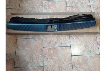 Nakadka pasa tylnego w bagazniku Mercedes C 204 T model 2046902800 Packaging status original