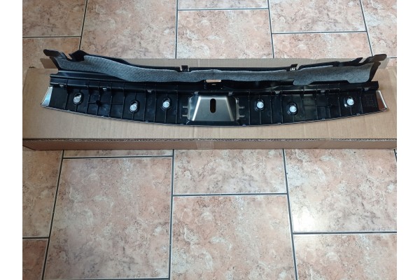Nakadka pasa tylnego w bagazniku Mercedes C 204 T model 2046902800 Quality of parts according to GVO O original with manufacture
