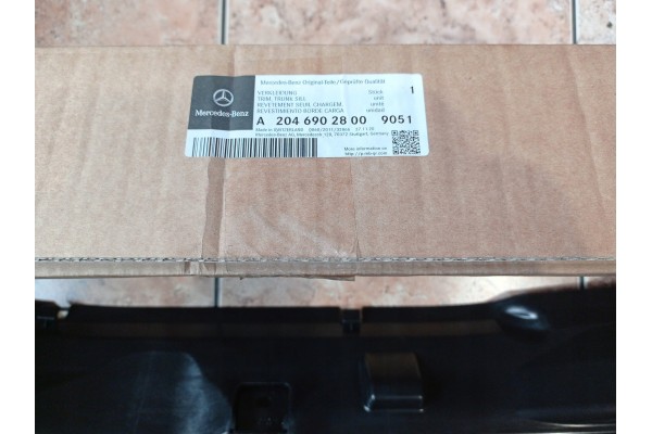 Nakadka pasa tylnego w bagazniku Mercedes C 204 T model 2046902800 Part manufacturer Mercedes Benz OE