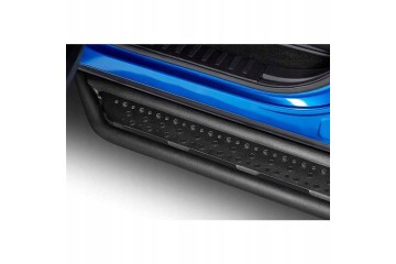 Estribos laterales montados en el chasis Go Rhino Dominator D6 Doble C