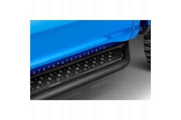 Estribos laterales montados en el chasis Go Rhino Dominator D6 Doble C