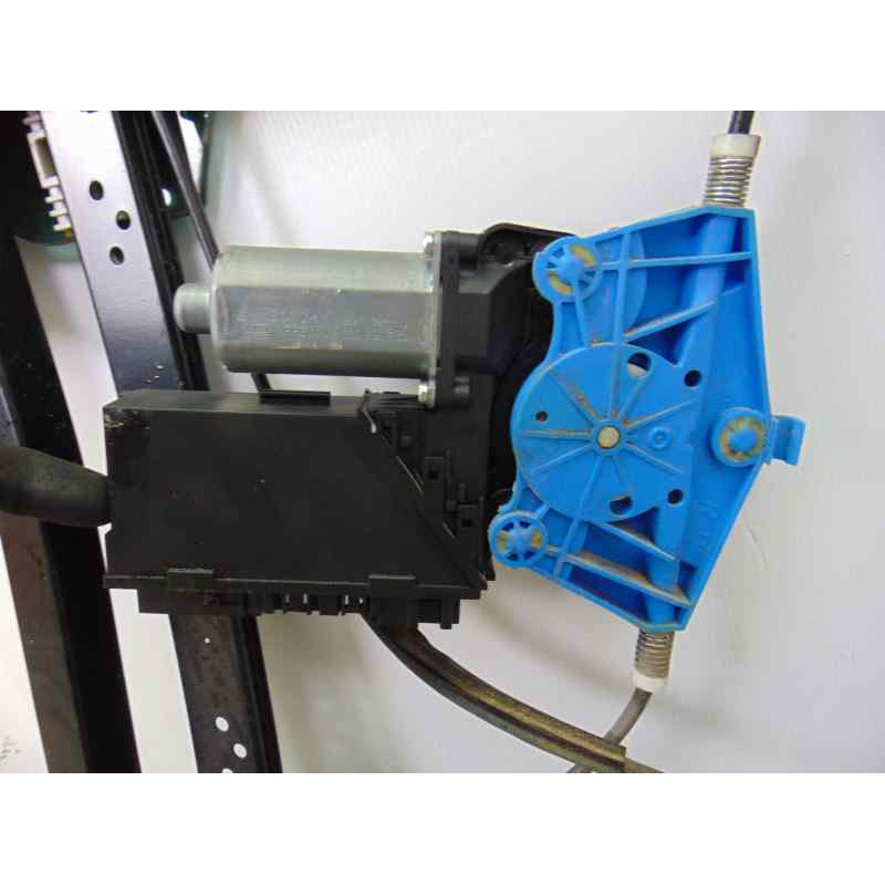 7L0959704C ELEVALUNAS TRASERO DERECHO VOLKSWAGEN TOUAREG (7LA) TDI V6 2004 7L0959704C 189211 VOLKSWAGEN - 5