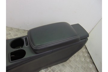 A1766807400 APOYABRAZOS CENTRAL MERCEDES-BENZ CLASE CLA (BM 117)