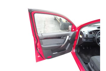 ROJA PUERTA DELANTERA IZQUIERDA CHEVROLET AVEO BERLINA LT 2010 ROJA 212220 CHEVROLET - 1