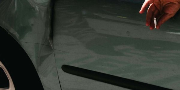 La DGT advierte sobre los riesgos de tirar colillas desde el coche y su impacto en la seguridad y el medio ambiente