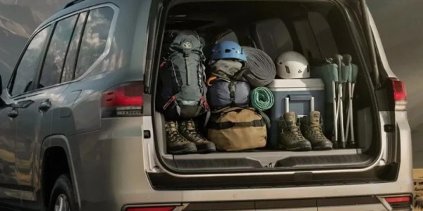 Toyota Land Cruiser 300 presenta su primer motor híbrido con 457 CV: potencia y eficacia para su siguiente etapa