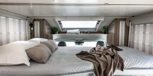 Roller Team Kronos Black Edition: la autocaravana italiana con siete interiores y gran equipamiento llega a España